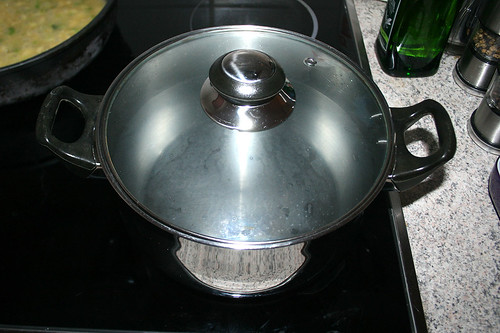 22 - Wasser für Nudeln aufsetzen / Heat up water for the noodles