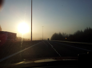 Levé de soleil sur l'autoroute en Belgique
