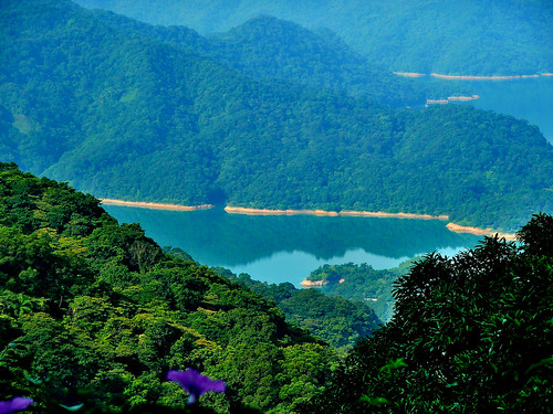 View of the Fetsui Reservoir (翡翠水庫) from Road 9