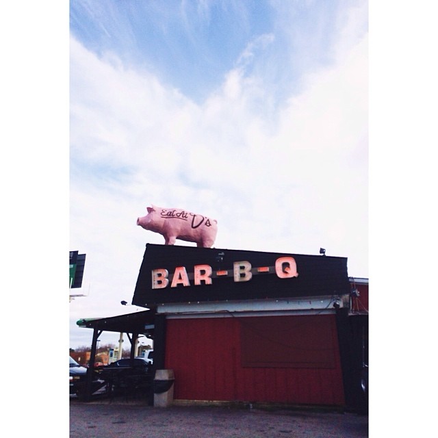 We had #BBQ for lunch at a place with a pig on the roof! Lol. #BigDsBBQ #pictapgo_app #goodeats #greatfood #Dawsonville #familyvacation #lunchspots