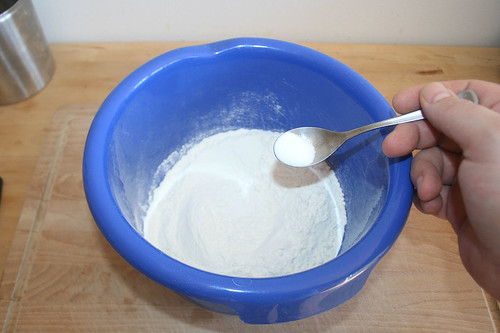 14 - Mehl & Salz in Schüssel geben / Put flour & salt in bowl