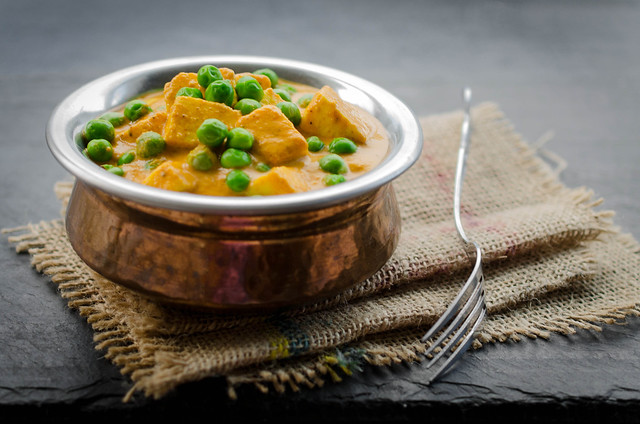 indian classics - paneer muttar/ matar (indian spiced green peas and paneer curry) 