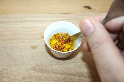 22 - Safran in warmen Wasser lösen / Dissolve saffron in lukewarm water