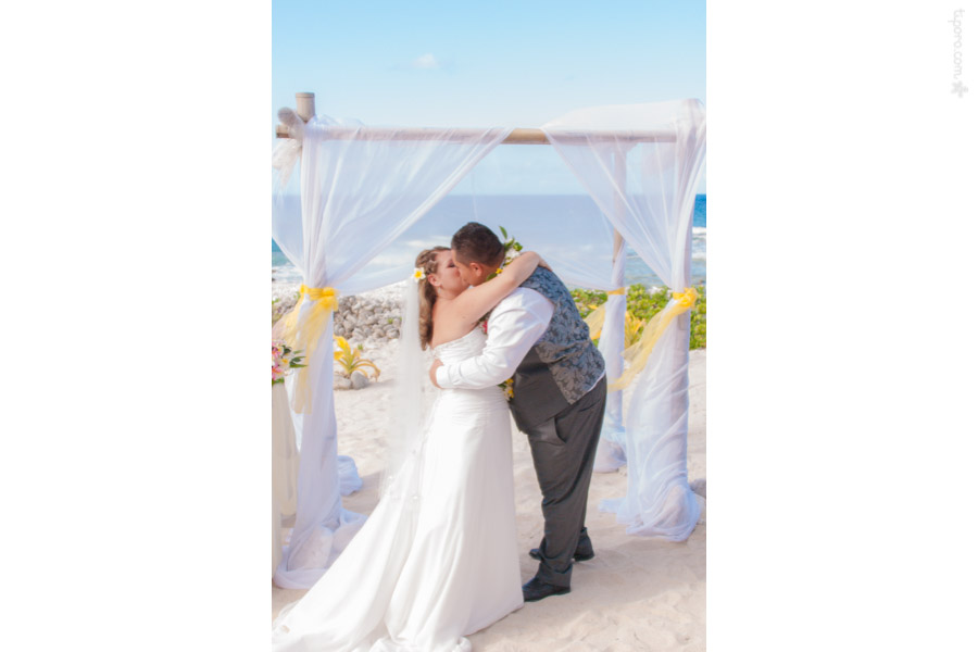 The Kiss. wedding arch, beach wedding, Rarotonga, Cook Islands, Papa Tika's Beach