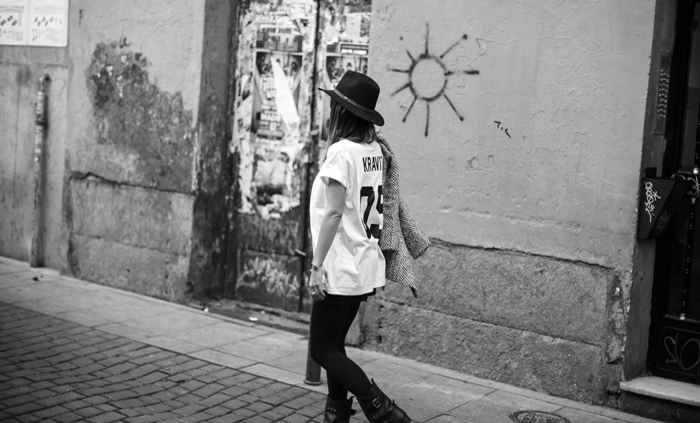 street style barbara crespo fashion blogger eleven paris kravitz tshirt hat sheinside coat outfit
