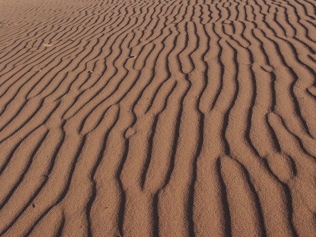 晨曦下的沙漠-有趣的條紋
