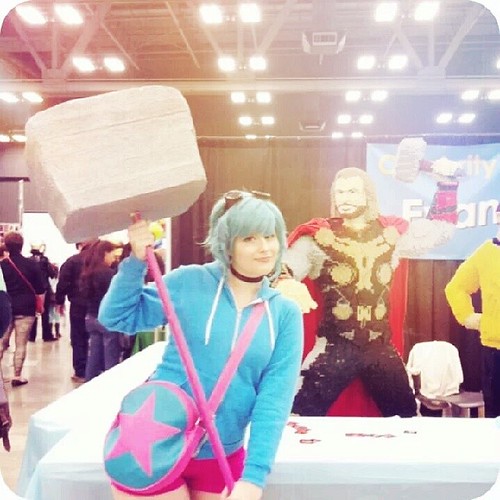 Walk into the con like "What up? I got a big hammer~" ☆   Battle! Who would win, Ramona and her giant hammer or Thor and his magic hammer?   (Photo by @bettyfelon)