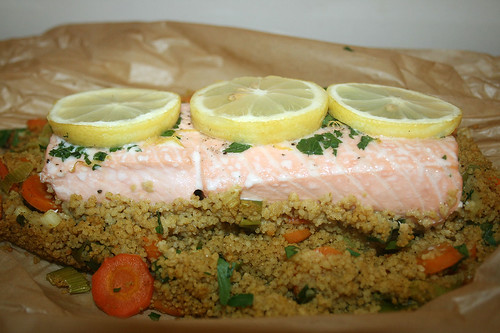 40 - Lachs auf Gemüse-Couscous - Seitenansicht / Salmon on vegetable couscous - side view