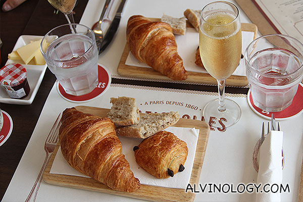 Champagne & Croissants at Ô Batignolles