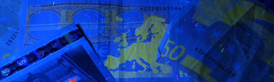 Fotografía de unos billetes de Euro bajo luz negra