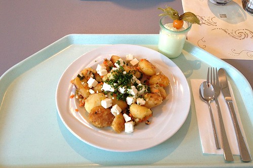 Kartoffelgeröstel mit Lauch & Schafskäse / Roasted potatoes with leek & feta