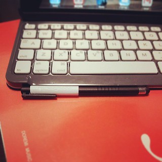 ロジクールのiPad mini用キーボード付きカバー(TM720)、ペンホルダーにスタイラスペンがしっかり収まって便利。 スタイラスペン殆ど使わないけど...w