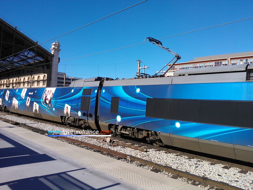 Détail du pelliculage spécial du TGV Allianz (rame TGV Sud-est 65)