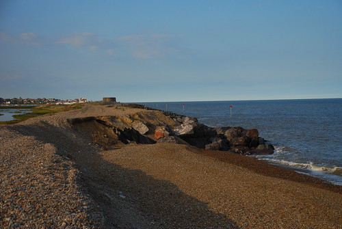 北方是Aldeburgh，在海防末端的礫灘正逐漸被侵蝕