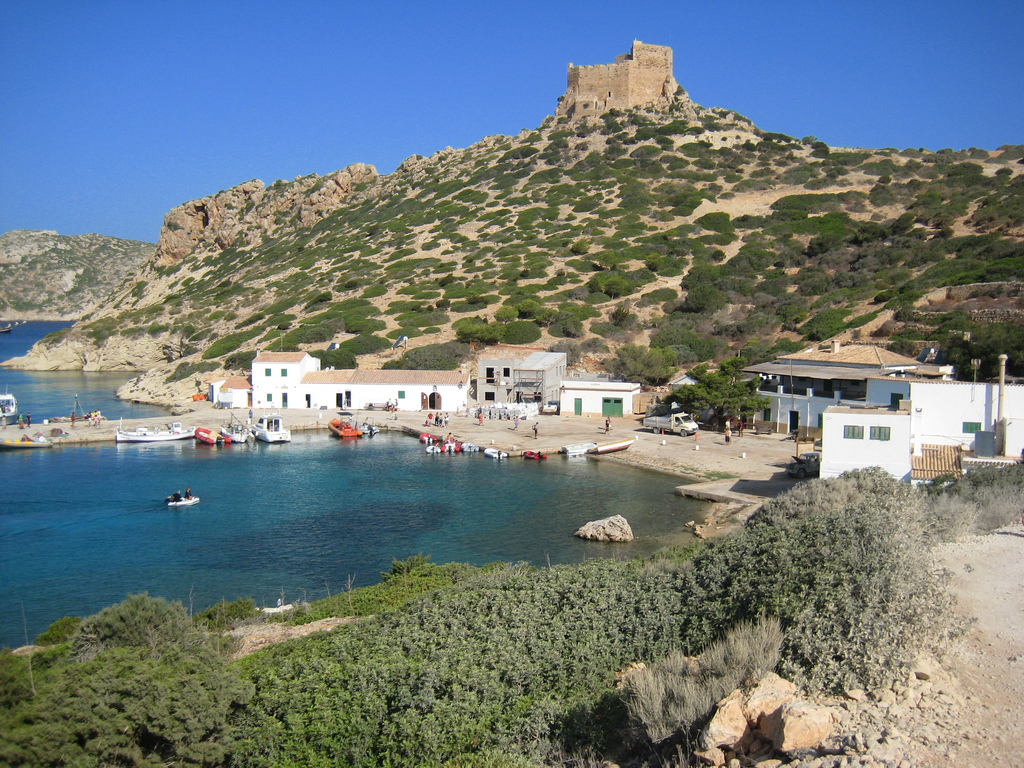 Es Port Cabrera, con el castillo de Cabrera al fondo. Autor, Cayetano