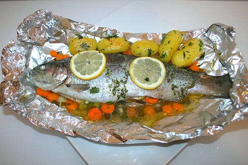 33 - Forelle in Alufolie mit Petersilienkartoffeln - serviert / Trout in kitchen foil with parsley potatoes - Served