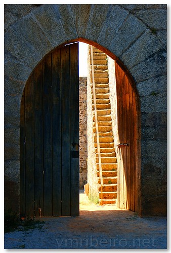 Porta do castelo de Sabugal by VRfoto