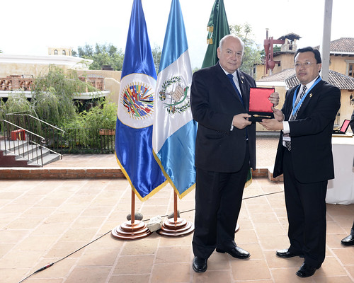 Alcalde de La Antigua Guatemala entrega llaves de la ciudad a autoridades de la OEA