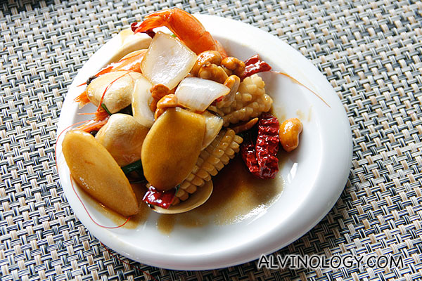 Chinese-style wok-fried flower squids with cashew 