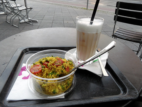 Snack - Couscous-Salat und Iced Chai Tea