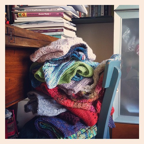 Organizing knitted samples of my patterns:) Organizzando campioni realizzati a maglia dei miei modelli:)