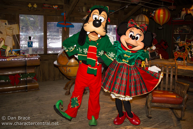 Meeting Christmas Minnie and Goofy