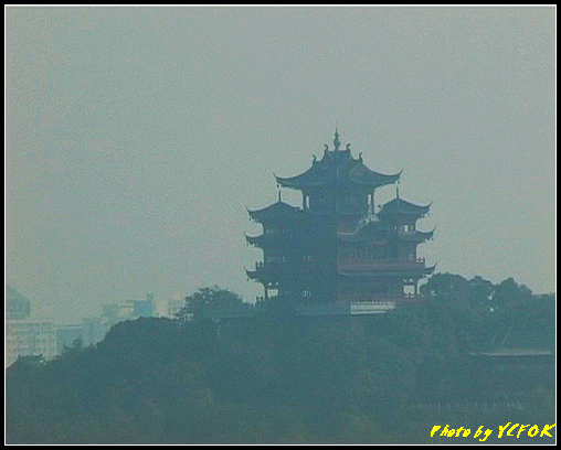 杭州 西湖 (西湖十景之一) 雷峰塔 - 057 (望向 吳山天風的城隍閣)
