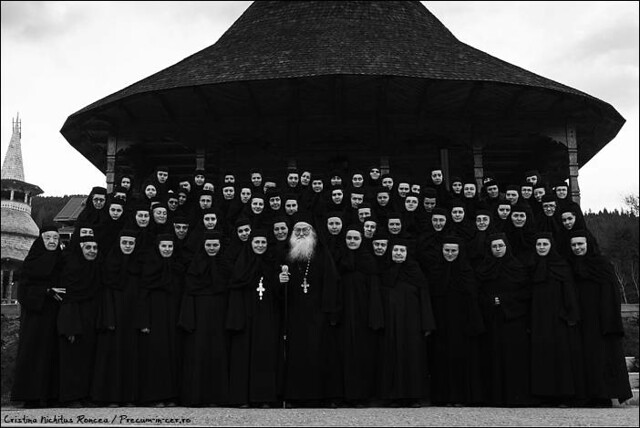 Părintele Justin Pârvu şi maicile de la Mănăstirea Paltin