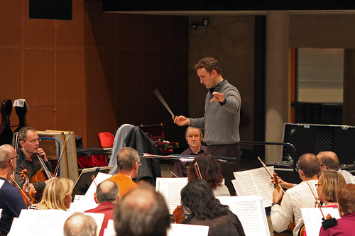 Kontakt och uppmärksamhet  mellan dirigent och alla medverkande är viktigt.