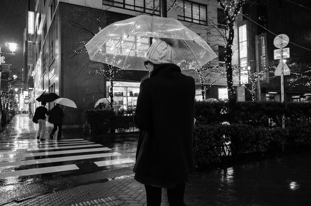 傘をさす女性 2013/12/19 GR011187