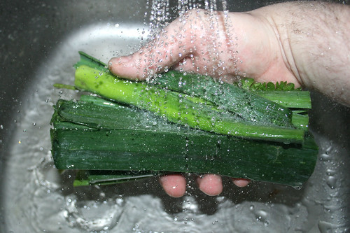 17 - Suppengemüse waschen / Wash soup greens