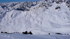 Widok z Monte Pasquale (3553m) na dolinę Valle di Cedec i schronisko Pizzini-Frattola (2700m)