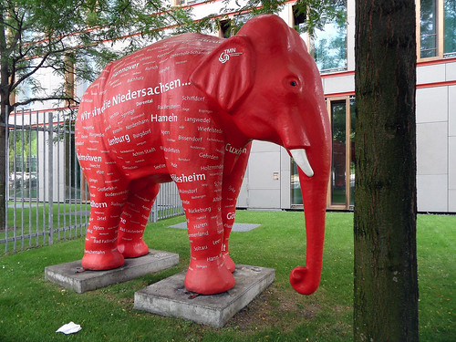 Roter Elefant vor der Landesvertretung Niedersachsens in Berlin