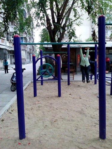 Barre de traction dans un square à SanYa (Hainan, Chine)