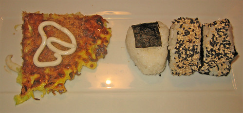 Okonomiyaki, Onigiri con umeboshi e con salmone arrostito by fugzu
