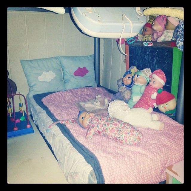 ★ néné a enfin son lit sous le lit superposé de sa soeur ★ #ourlittlefamily #france #decoration #bed #pink