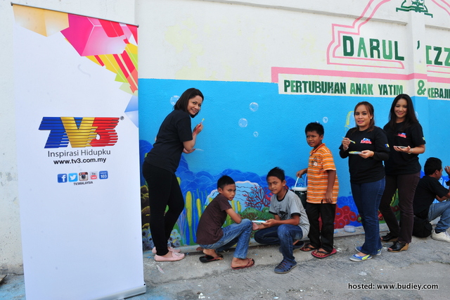 Aktiviti mengecat merupakan salah satu aktiviti yang dilakukan bagi membaik pulih asrama anak-anak yatim Darul 'Izzah