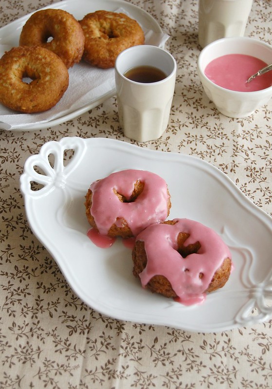 Pistachio doughnuts with rose water icing / Doughnuts de pistache com glacê de água de rosas