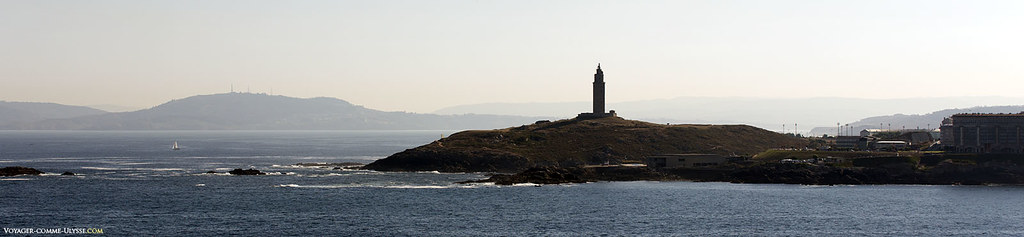 A Torre de Hércules no seu promontório avançando no Atlântico