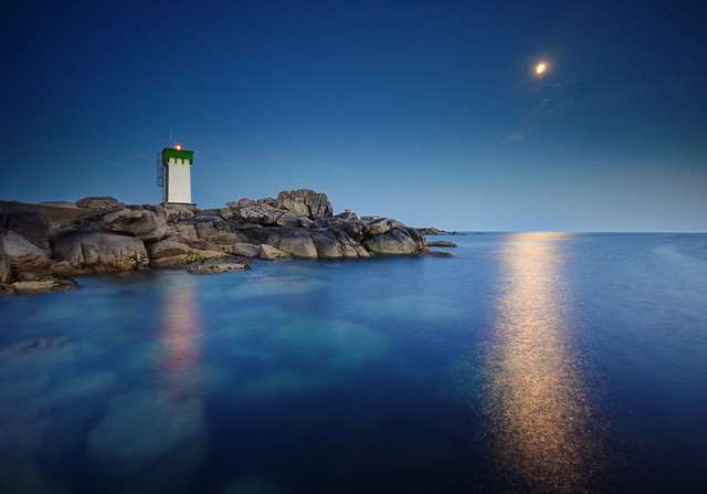 Heure bleue lunaire au phare de Trévignon