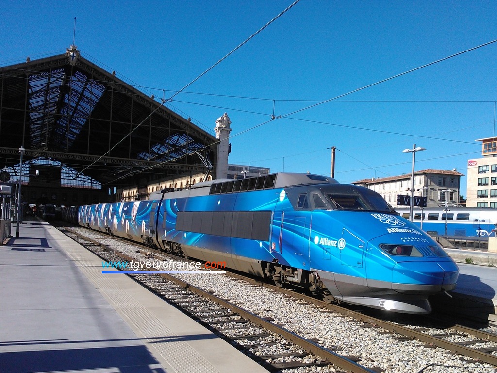 Le TGV Allianz à quai voie D en gare de Marseille Saint-Charles