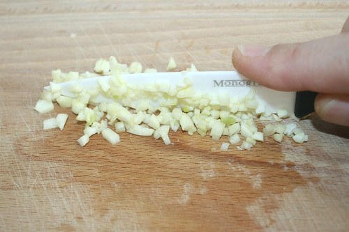 13 - Knoblauch hacken / Grind garlic