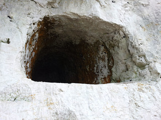 Grotte dans la falaise