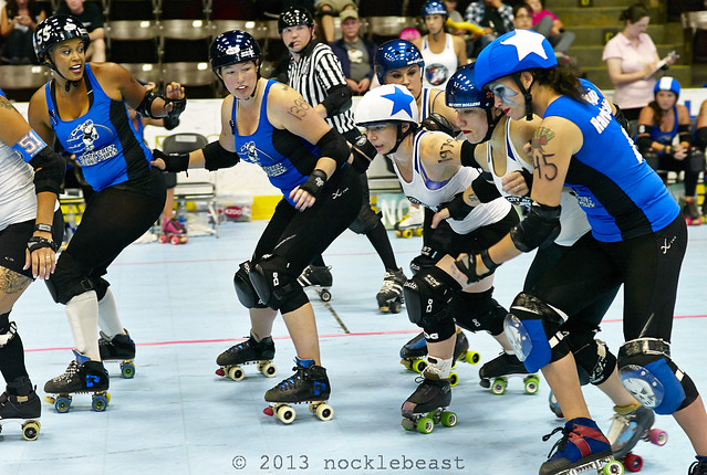 The jammers (Too Short of Sac City and Pippi Hardsocking of Santa Cruz) make their way throught the pack.