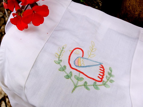 Embroidering "bird from Alentejo" pattern