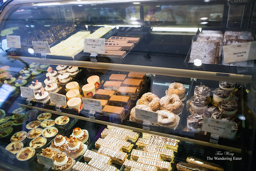 Refrigerated pastry display