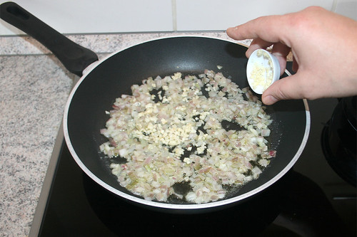 17 - Schalotten & Knoblauch anschwitzen / Sweat shallots & garlic