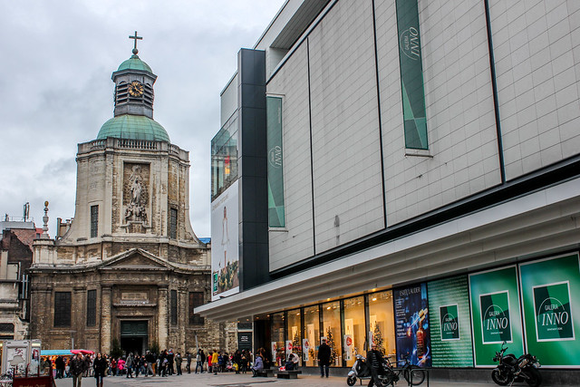 Iglesia de Nuestra Señora de Finisterre junto a Galería Comercial Inno, Bruselas, capital de Bélgica