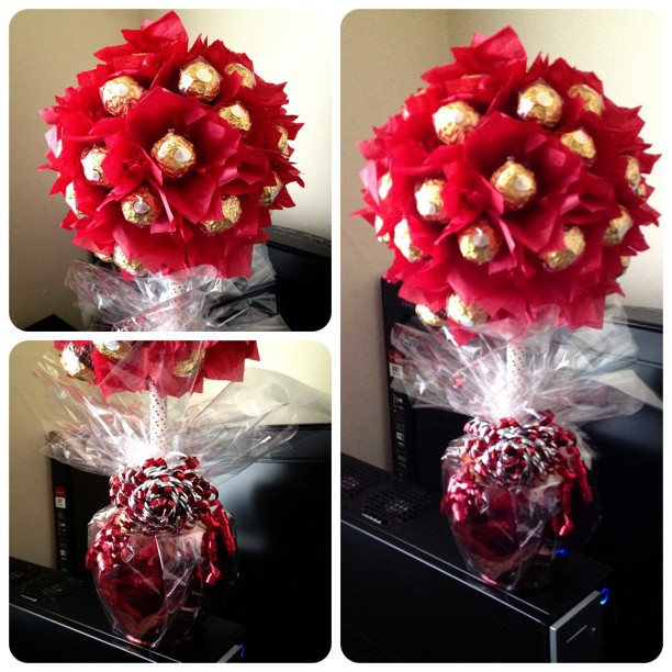 Red is just one of those colours #sweettree #candytree #ferrerorocher #red #gold #tissue #wedding #gift