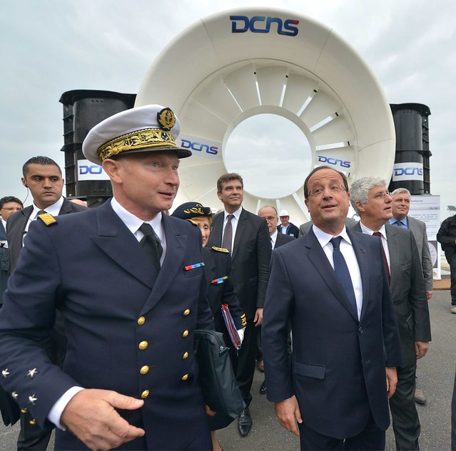 Le président de la République, en compagnie du préfet maritime Emmanuel Carlier est allé voir une hydrolienne